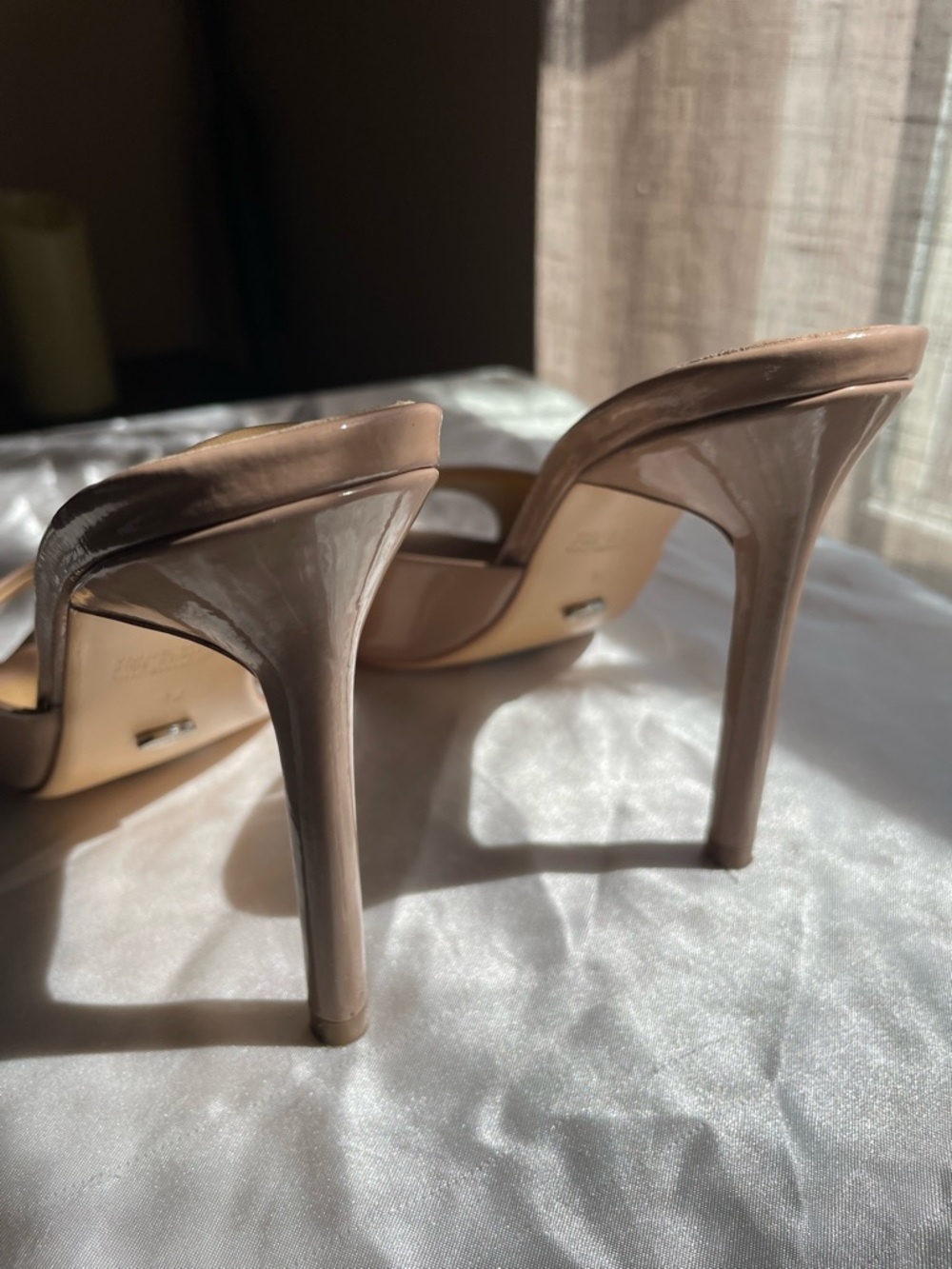 Tony Bianco MALIBU Mule - CREME HI SHINE color - Picture 3 of 8